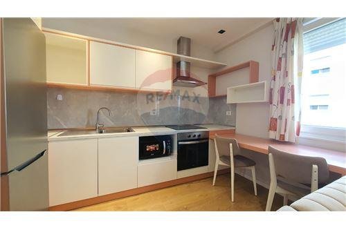 Tirane, jepet me qera Kati 5, 38 m² 500 € (Pazari i Ri - Rruga e Barrikadave, Albania)