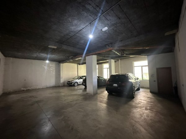 Tirane, jepet me qera garazh Kati -1, 330 m² 1.250 € (Kodra e diellit)