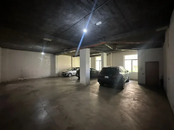 Tirane, jepet me qera garazh Kati -1, 330 m² 1.250 € (Kodra e diellit)