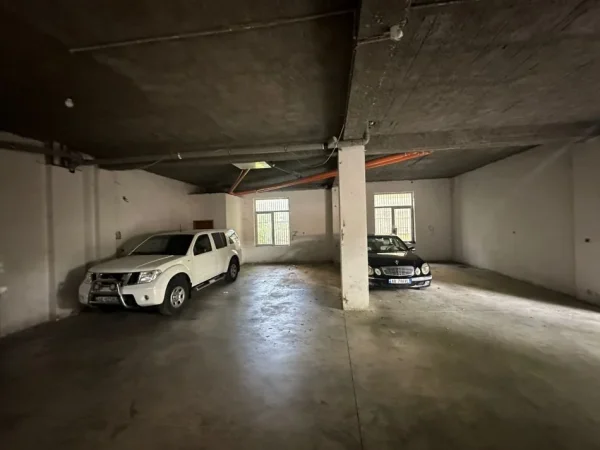 Tirane, jepet me qera garazh Kati -1, 330 m² 1.250 € (Kodra e diellit)