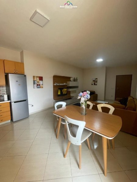 Tirane, jepet me qera apartament 2+1+Ballkon Kati 4, 110 m² 550 € (rruga e kavajes)