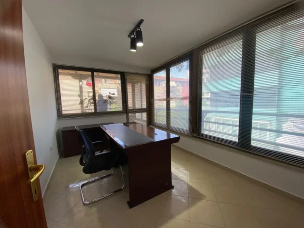 Tirane, jepet me qera zyre Kati 2, 112 m² 1.500 € (Blloku)