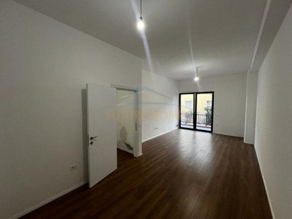 Tirane, jepet me qera apartament 3+1+Ballkon Kati 3, 130 m² 600 € (Rruga e Dibres)