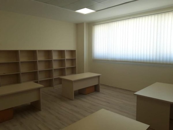 Durres, jepet me qera magazine Kati 0, 3.800 m² 10.000 € (Fllake, Durres)
