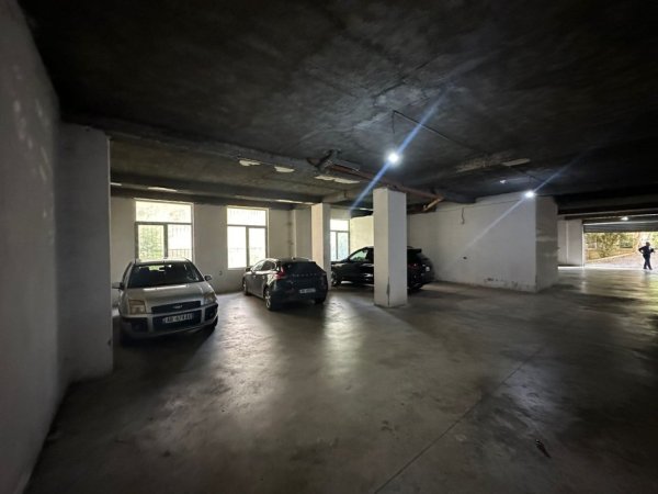 Tirane, jepet me qera ambjent biznesi Kati -1, 332 m² 1.300 € (Kodra e Diellit)