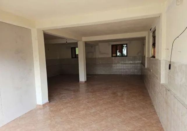 Tirane, jepet me qera ambjent biznesi Kati 0, 152 m² 450 € (Rruga Ali Demi)