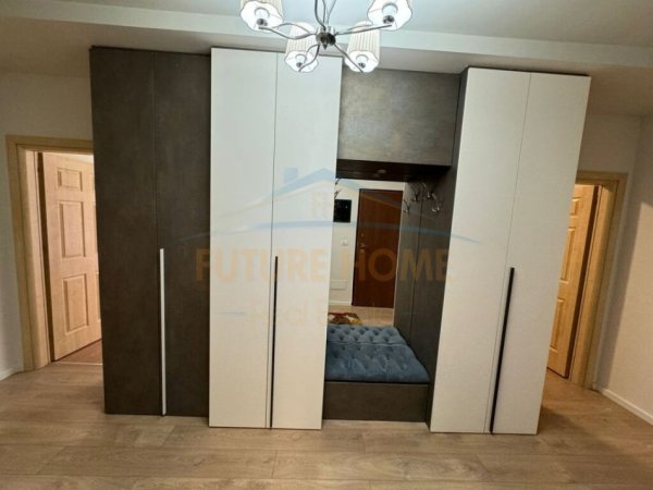 Tirane, jepet me qera apartament 3+1+Ballkon Kati 9, 166 m² 1.000 € (Rruga e Dibres)