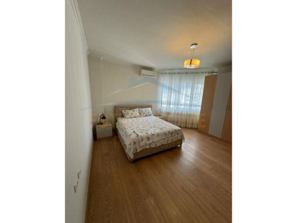 Tirane, jepet me qera apartament 3+1+Ballkon Kati 9, 166 m² 1.000 € (Rruga e Dibres)