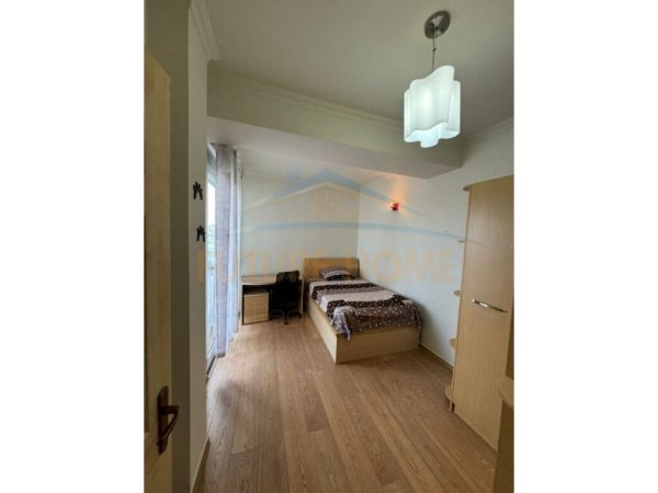 Tirane, jepet me qera apartament 3+1+Ballkon Kati 9, 166 m² 1.000 € (Rruga e Dibres)