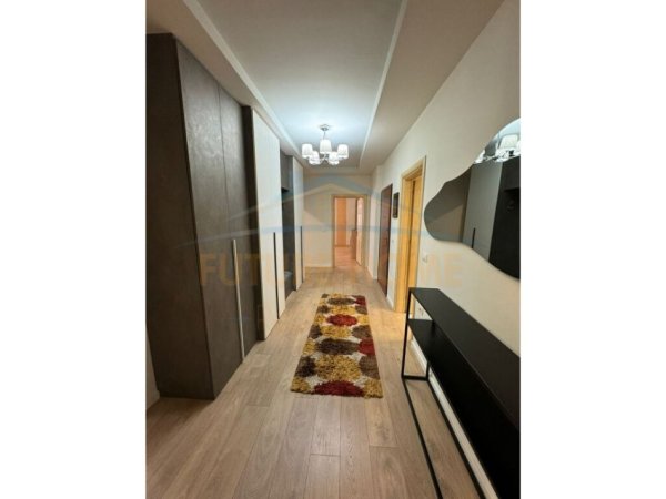 Tirane, jepet me qera apartament 3+1+Ballkon Kati 9, 166 m² 1.000 € (Rruga e Dibres)