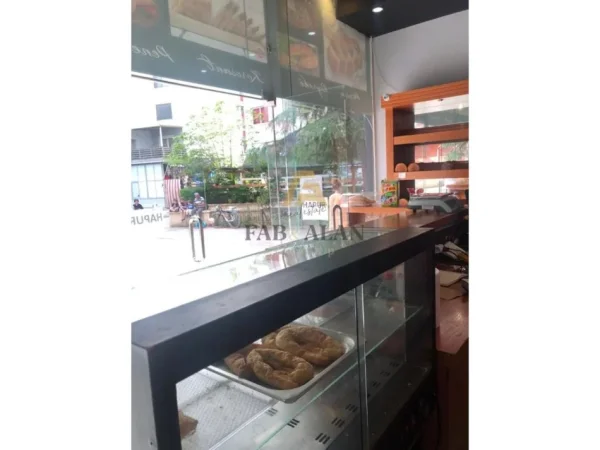 Tirane, shitet dyqan Kati 0, 57 m² 114.000 € (Nela 6, Yzberisht)