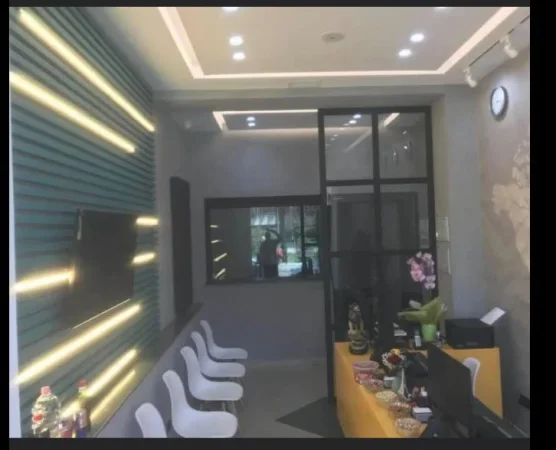 Tirane, jepet me qera ambjent biznesi Kati 0, 52 m² 600 € (Ali Demi)