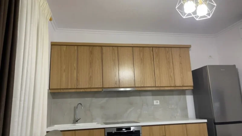 Tirane, jepet me qera apartament 1+1+Ballkon Kati 1, 65 m² 450 € (rruga e Kavajes)