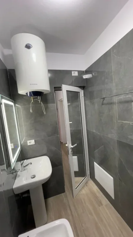 Tirane, jepet me qera apartament 1+1+Ballkon Kati 1, 65 m² 450 € (rruga e Kavajes)