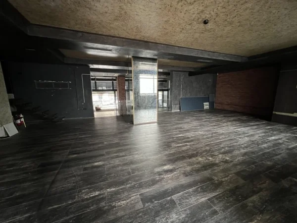 Tirane, jepet me qera ambjent biznesi Kati 0, 441 m² 4.000 € (Frederik Shiroka)