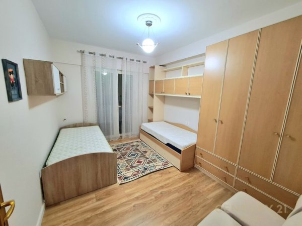 Tirane, jepet me qera apartament 2+1 Kati 3, 100 m² 750 € (Kristal Center)