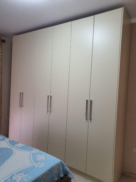 Tirane, jepet me qera apartament 2+1+Ballkon Kati 4, 110 m² 550 € (Rruga e Kavajes , prane hotel Hillton , prane delijorgjit)