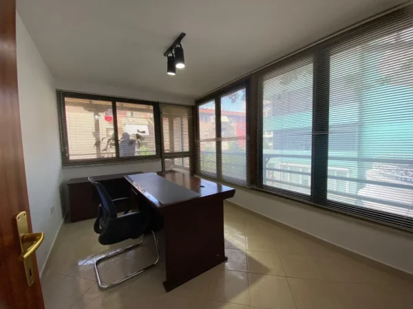 Tirane, jepet me qera ambjent biznesi Kati 2, 112 m² 1.500 € (Garda)