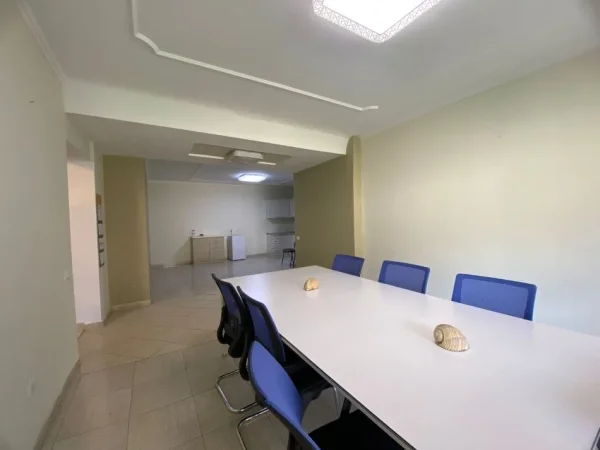 Tirane, jepet me qera ambjent biznesi Kati 2, 112 m² 1.500 € (Garda)