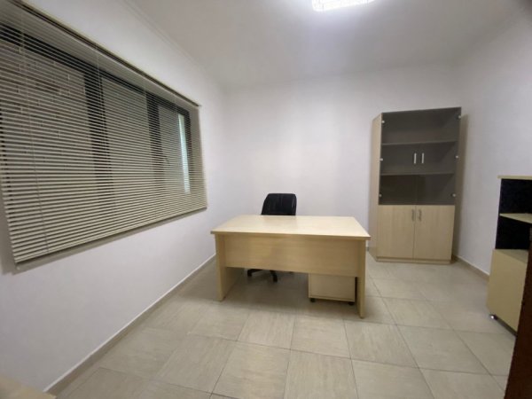 Tirane, jepet me qera ambjent biznesi Kati 2, 112 m² 1.500 € (Garda)