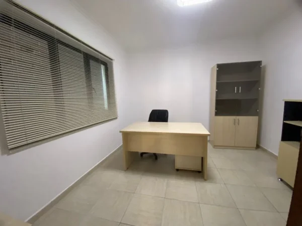Tirane, jepet me qera ambjent biznesi Kati 2, 112 m² 1.500 € (Garda)