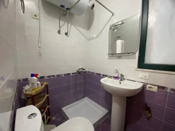 Tirane, jepet me qera ambjent biznesi Kati 2, 112 m² 1.500 € (Garda)