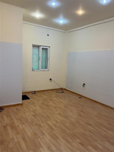 Tirane, jepet me qera dyqan Kati 0, 25 m² 300 € (MYSLYM SHYRI)
