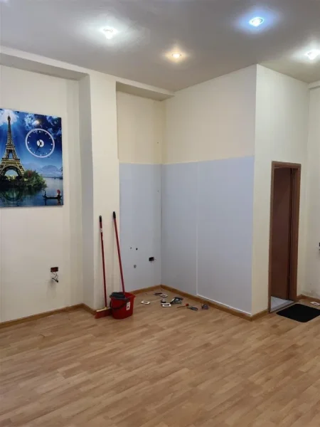 Tirane, jepet me qera dyqan Kati 0, 25 m² 300 € (MYSLYM SHYRI)
