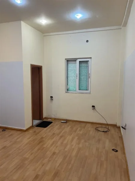 Tirane, jepet me qera dyqan Kati 0, 25 m² 300 € (MYSLYM SHYRI)