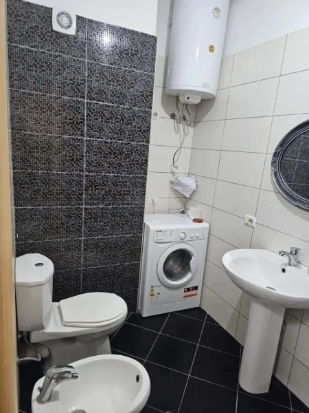 Tirane, jepet me qera apartament 1+1+Ballkon Kati 6, 65 m² 320 € (rruga Teodor Keko)