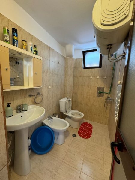 Tirane, jepet me qera apartament 1+1+Ballkon Kati 2, 65 m² 450 € (Myslym shyr , prane shkolles pjeter budi)