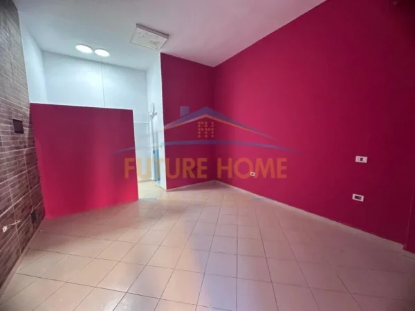 Tirane, jepet me qera ambjent biznesi Kati 0, 26 m² 250 € (Ali Dem)