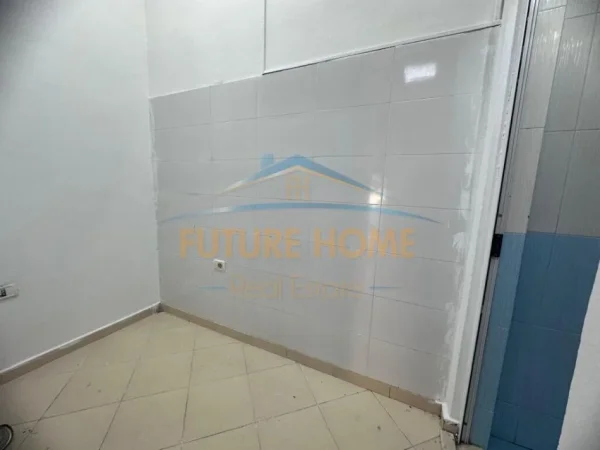 Tirane, jepet me qera ambjent biznesi Kati 0, 26 m² 250 € (Ali Dem)