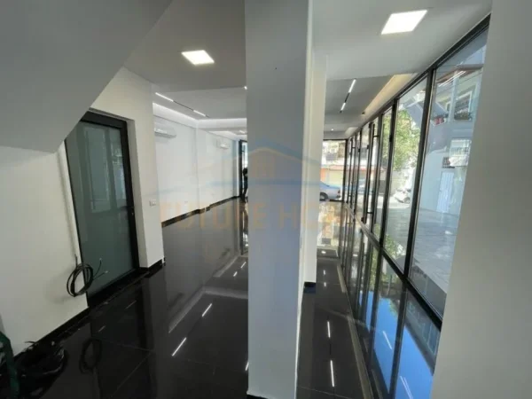 Tirane, jepet me qera ambjent biznesi Kati 0, 432 m² 4.000 € (QSUT)