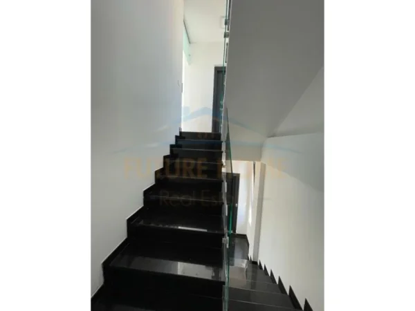 Tirane, jepet me qera ambjent biznesi Kati 0, 432 m² 4.000 € (QSUT)