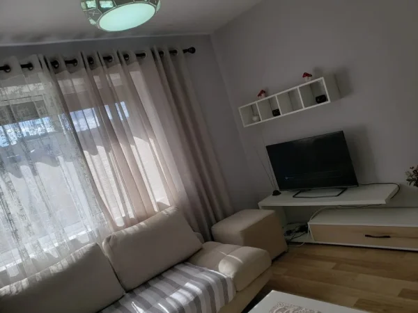 Tirane, jepet me qera 2+1 ,  Cmimi 40.000 all Rruga Qemal Stafa ,prane Shkolles Kongresi Lushnjes Tirane .