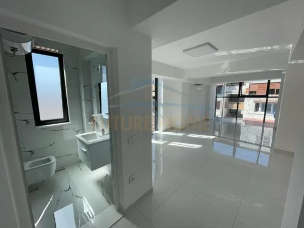 Tirane, jepet me qera ambjent biznesi , 432 m² 4.000 € (QSUT)