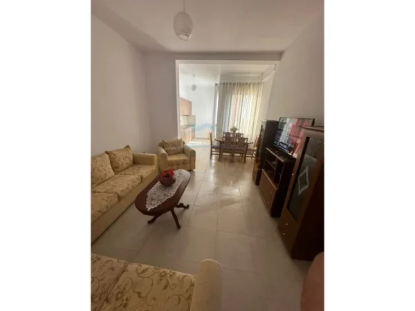 Tirane, jepet me qera apartament 1+1 Kati 3, 350 € (Rruga e Dibres)