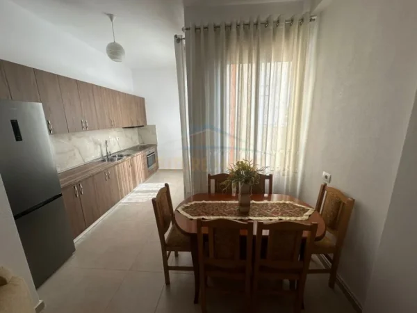 Tirane, jepet me qera apartament 1+1 Kati 3, 350 € (Rruga e Dibres)