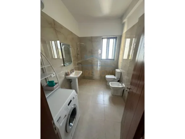 Tirane, jepet me qera apartament 1+1 Kati 3, 350 € (Rruga e Dibres)