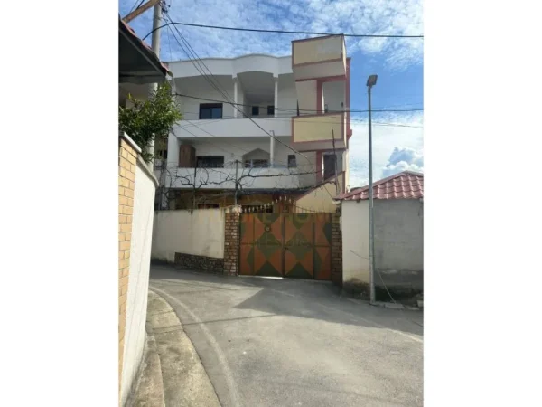 Tirane, jepet me qera apartament 1+1 Kati 3, 350 € (Rruga e Dibres)