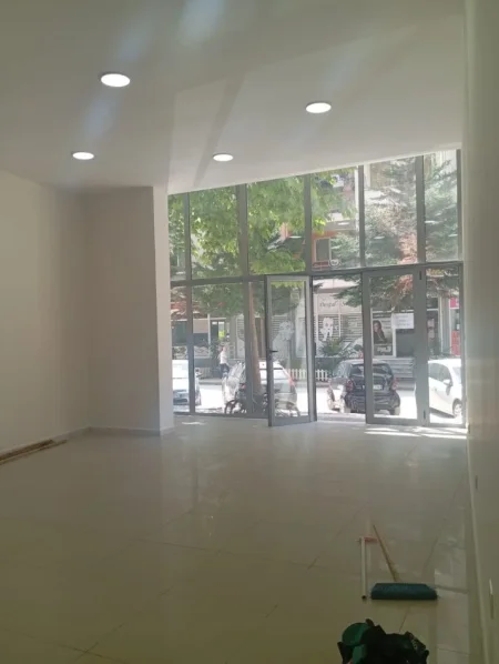 Tirane, jepet me qera dyqan Kati 0, 55 m² 600 € 