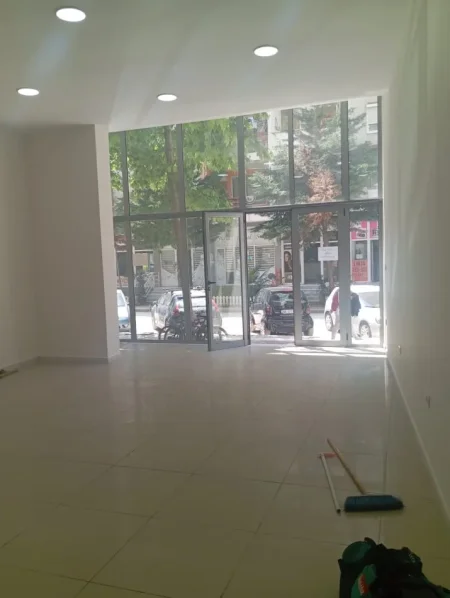 Tirane, jepet me qera dyqan Kati 0, 55 m² 600 € 