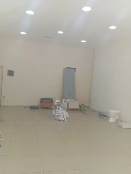 Tirane, jepet me qera dyqan Kati 0, 55 m² 600 € 