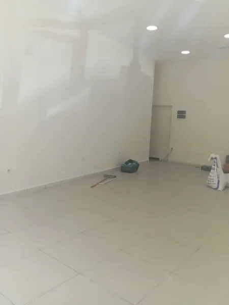 Tirane, jepet me qera dyqan Kati 0, 55 m² 600 € 