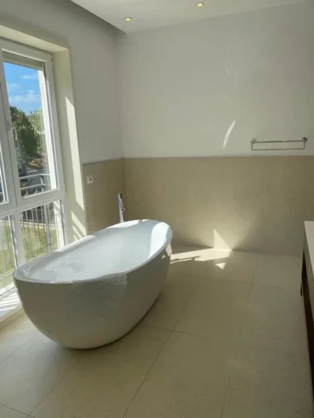 Tirane, jepet me qera Vile 3 Katshe Kati 2, 600 m² 5.000 € (TEG)