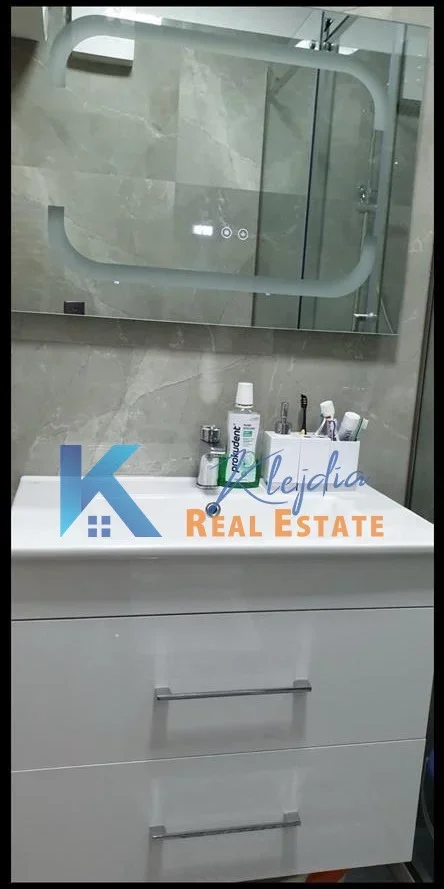 Tirane, jepet me qera apartament 2+1+Ballkon Kati 2, 93 m² 