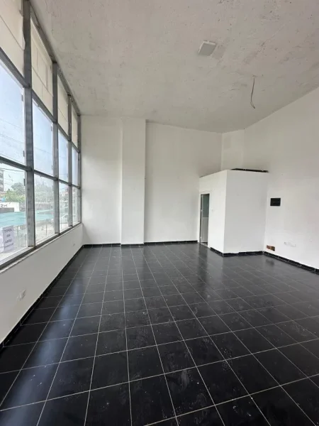 Tirane, jepet me qera dyqan Kati 0, 60 m² 250 € 