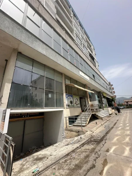 Tirane, jepet me qera dyqan Kati 0, 60 m² 250 € 