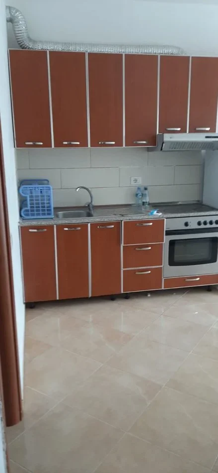 Tirane, jepet me qera apartament 2+1 Kati 3, 70 m² 400 € (Liqeni i thate)